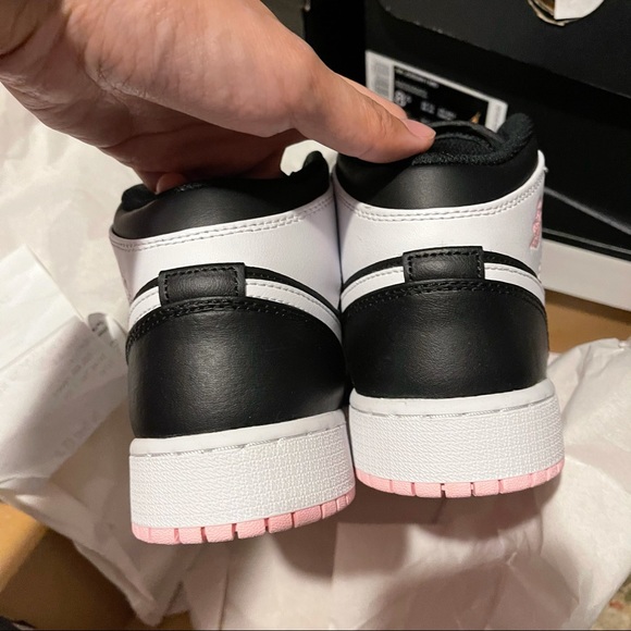 Air Jordan 1 Mid GS - Picture 9 of 10